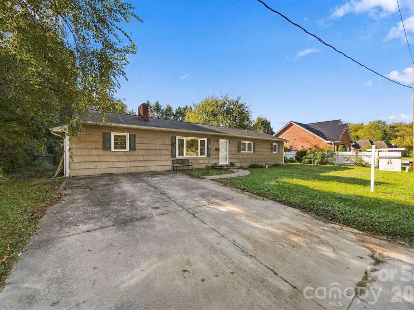 640 Diamondhead Drive, Lenoir, NC 28645.  MLS# CAR4435699, YatesRealty ID 57414. 