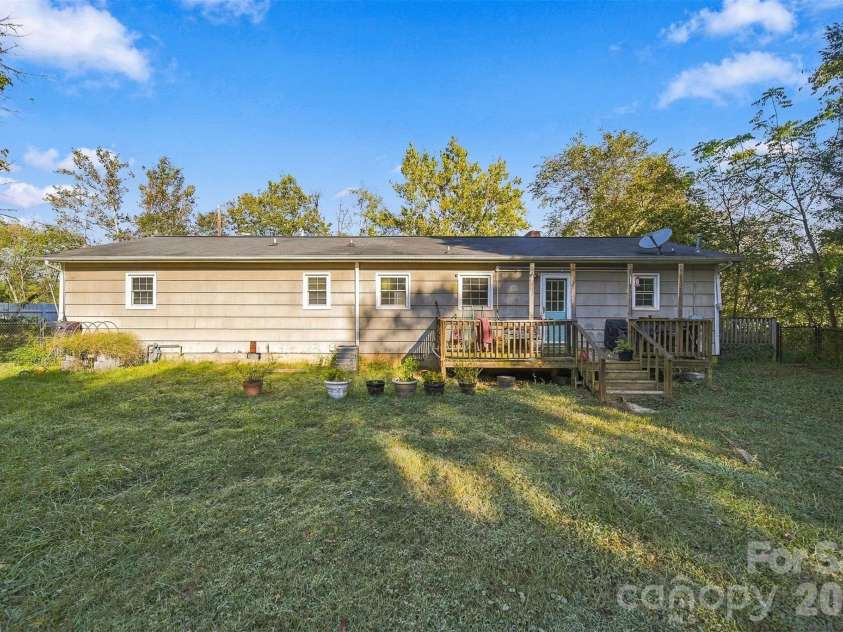 640 Diamondhead Drive, Lenoir, NC 28645.  MLS# CAR4435699, YatesRealty ID 57414. 