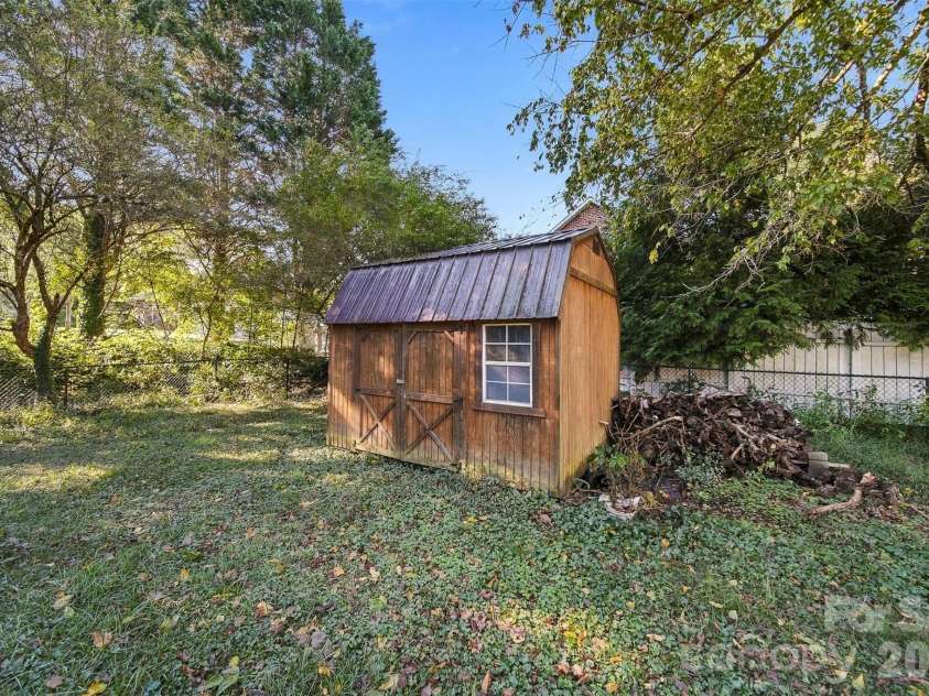 640 Diamondhead Drive, Lenoir, NC 28645.  MLS# CAR4435699, YatesRealty ID 57414. 