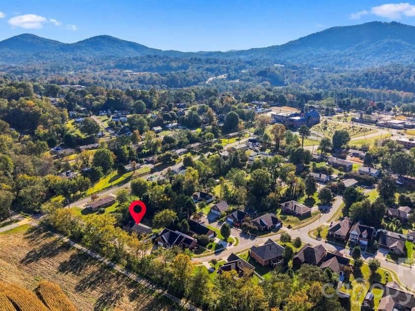 640 Diamondhead Drive, Lenoir, NC 28645.  MLS# CAR4435699, YatesRealty ID 57414. 