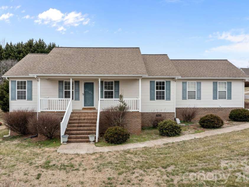 124 Deer Haven Drive, Statesville, NC 28625.  MLS# CAR4341336, YatesRealty ID 5742. 