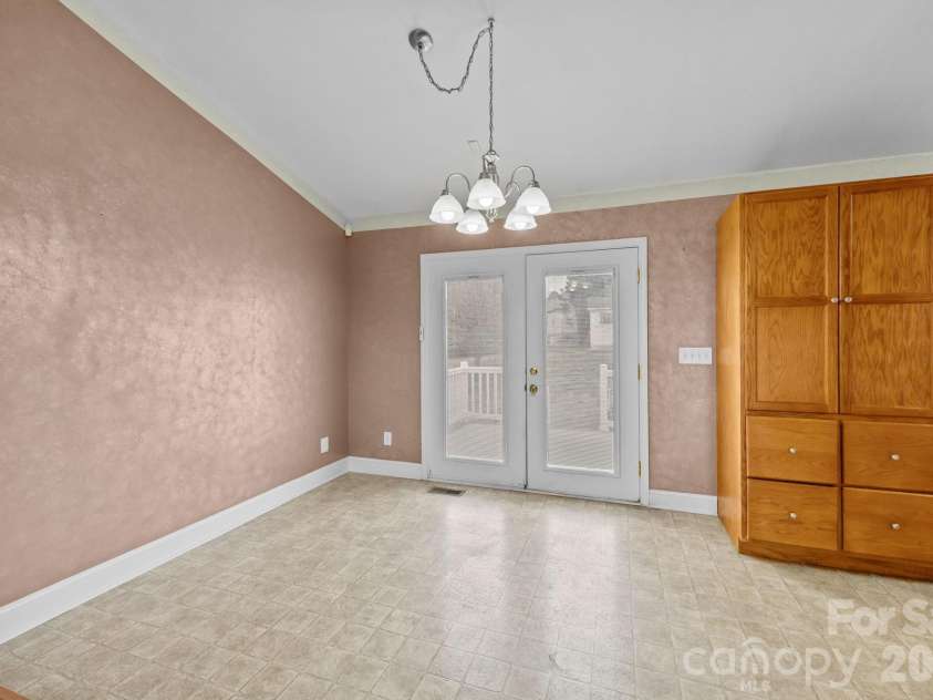 124 Deer Haven Drive, Statesville, NC 28625.  MLS# CAR4341336, YatesRealty ID 5742. 