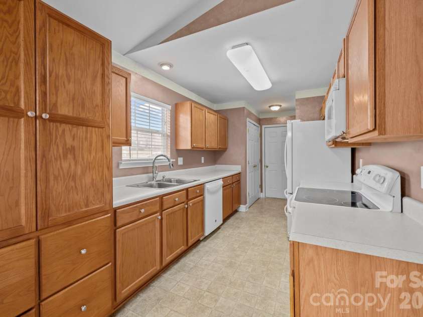 124 Deer Haven Drive, Statesville, NC 28625.  MLS# CAR4341336, YatesRealty ID 5742. 