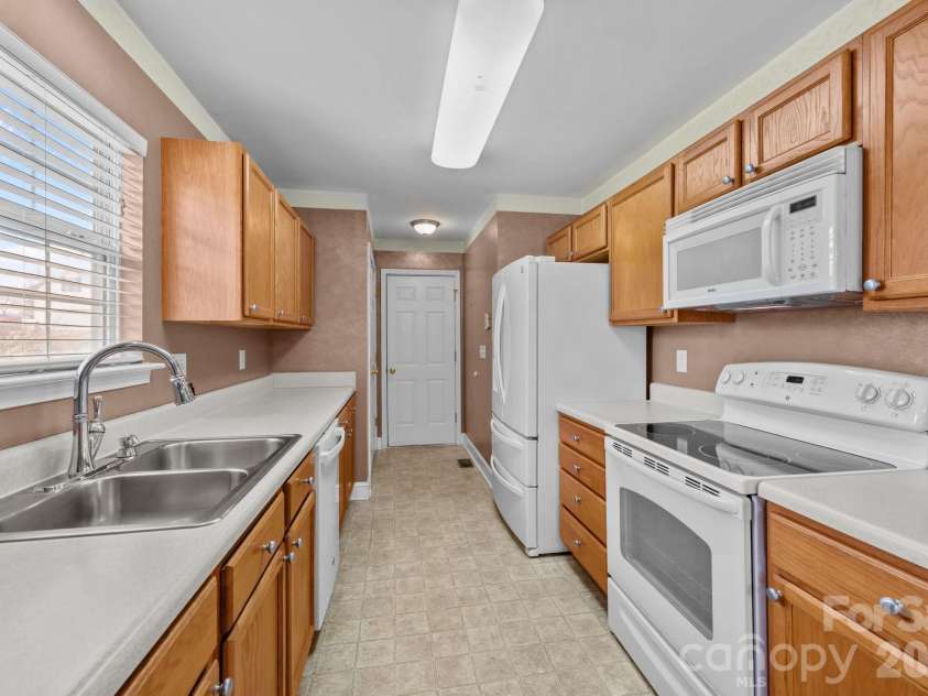 124 Deer Haven Drive, Statesville, NC 28625.  MLS# CAR4341336, YatesRealty ID 5742. 