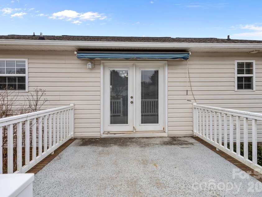 124 Deer Haven Drive, Statesville, NC 28625.  MLS# CAR4341336, YatesRealty ID 5742. 
