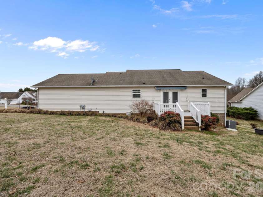 124 Deer Haven Drive, Statesville, NC 28625.  MLS# CAR4341336, YatesRealty ID 5742. 