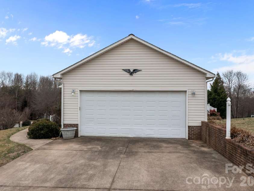 124 Deer Haven Drive, Statesville, NC 28625.  MLS# CAR4341336, YatesRealty ID 5742. 