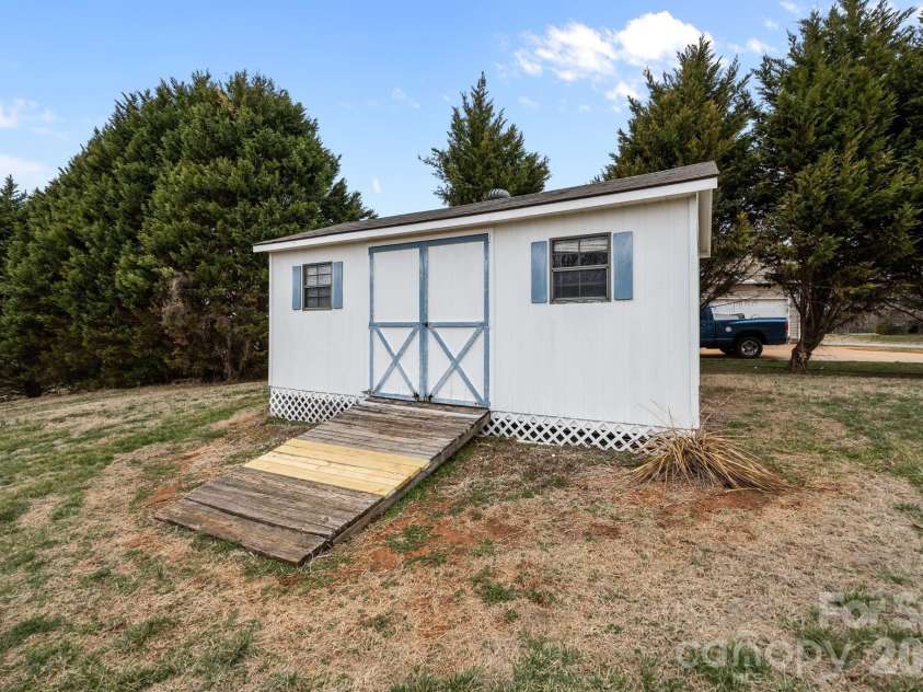 124 Deer Haven Drive, Statesville, NC 28625.  MLS# CAR4341336, YatesRealty ID 5742. 