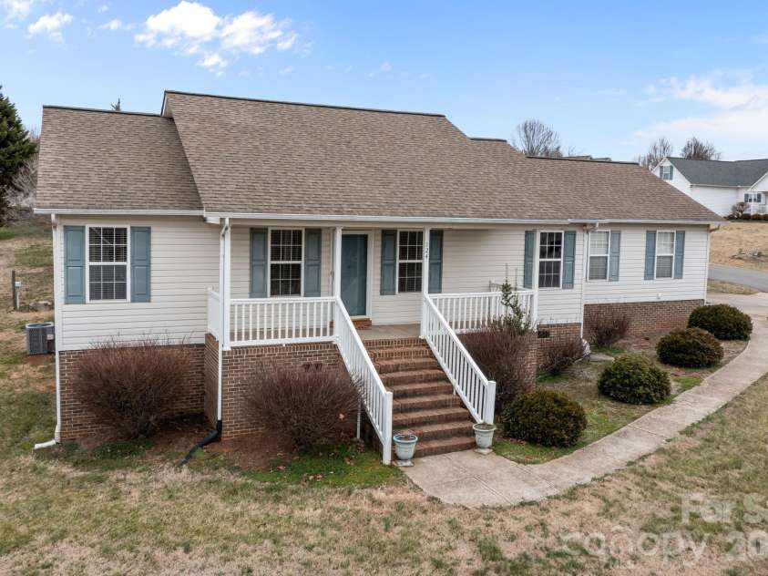 124 Deer Haven Drive, Statesville, NC 28625.  MLS# CAR4341336, YatesRealty ID 5742. 