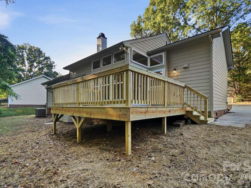 6044 Acadian Woods Drive, Charlotte, NC 28227.  MLS# CAR4430884, YatesRealty ID 57437. 