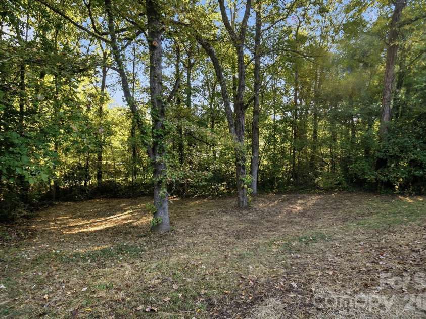 6044 Acadian Woods Drive, Charlotte, NC 28227.  MLS# CAR4430884, YatesRealty ID 57437. 
