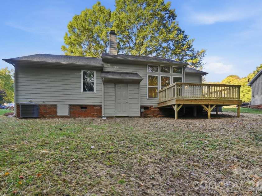 6044 Acadian Woods Drive, Charlotte, NC 28227.  MLS# CAR4430884, YatesRealty ID 57437. 