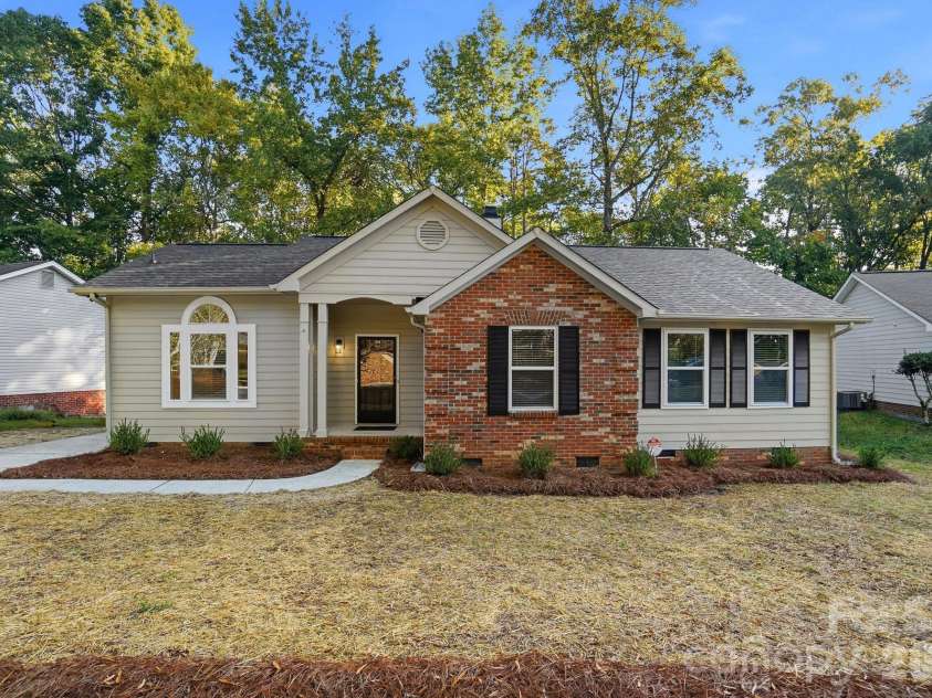 6044 Acadian Woods Drive, Charlotte, NC 28227.  MLS# CAR4430884, YatesRealty ID 57437. 