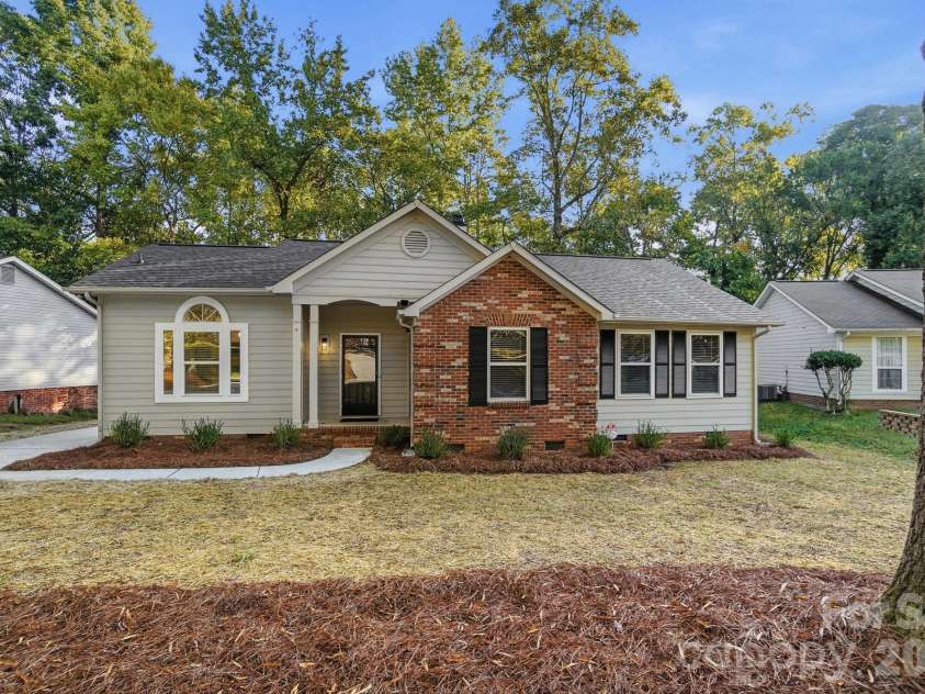6044 Acadian Woods Drive, Charlotte, NC 28227.  MLS# CAR4430884, YatesRealty ID 57437. 