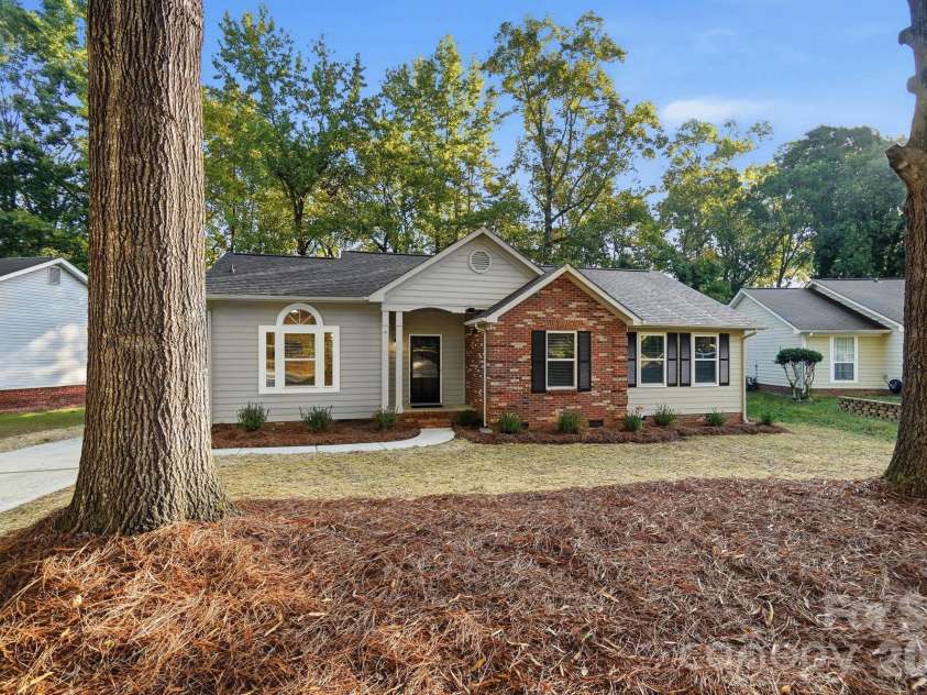 6044 Acadian Woods Drive, Charlotte, NC 28227.  MLS# CAR4430884, YatesRealty ID 57437. 