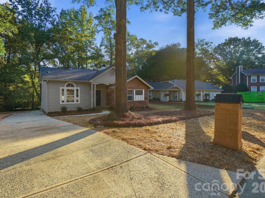6044 Acadian Woods Drive, Charlotte, NC 28227.  MLS# CAR4430884, YatesRealty ID 57437. 