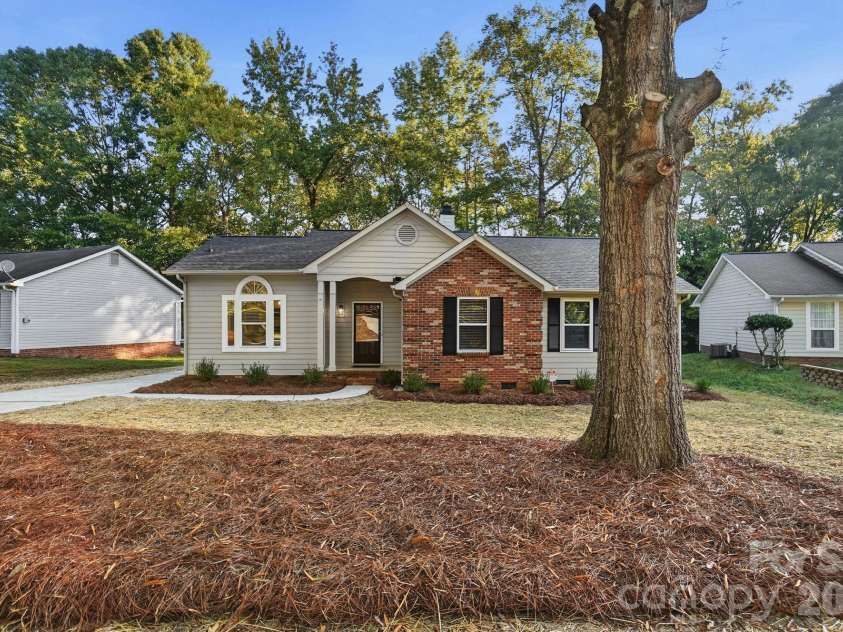 6044 Acadian Woods Drive, Charlotte, NC 28227.  MLS# CAR4430884, YatesRealty ID 57437. 