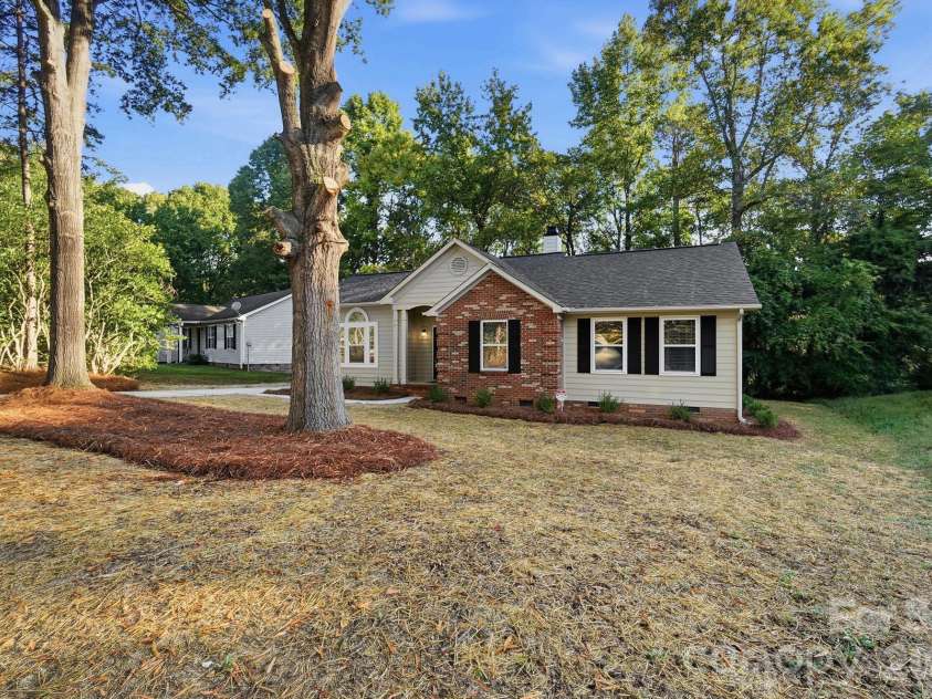 6044 Acadian Woods Drive, Charlotte, NC 28227.  MLS# CAR4430884, YatesRealty ID 57437. 