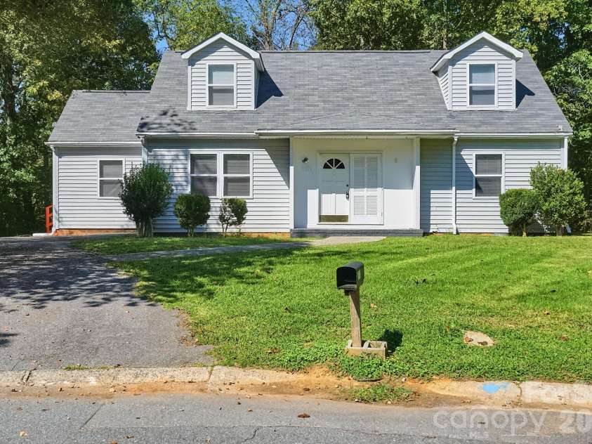 5111 Belcamp Lane, Charlotte, NC 28215.  MLS# CAR4435286, YatesRealty ID 57438. 