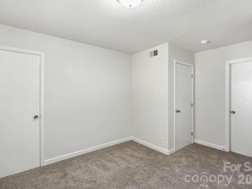 5111 Belcamp Lane, Charlotte, NC 28215.  MLS# CAR4435286, YatesRealty ID 57438. 