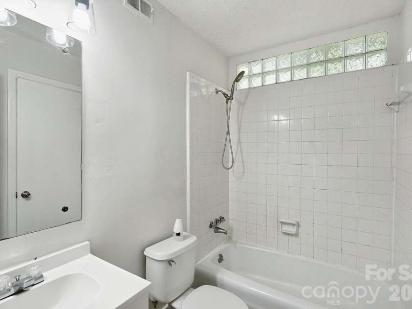 5111 Belcamp Lane, Charlotte, NC 28215.  MLS# CAR4435286, YatesRealty ID 57438. 