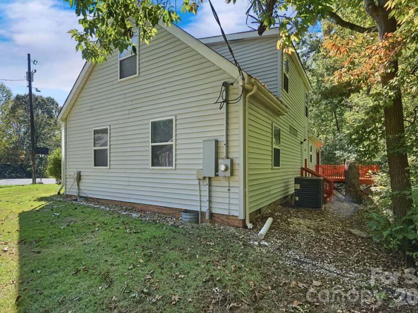 5111 Belcamp Lane, Charlotte, NC 28215.  MLS# CAR4435286, YatesRealty ID 57438. 