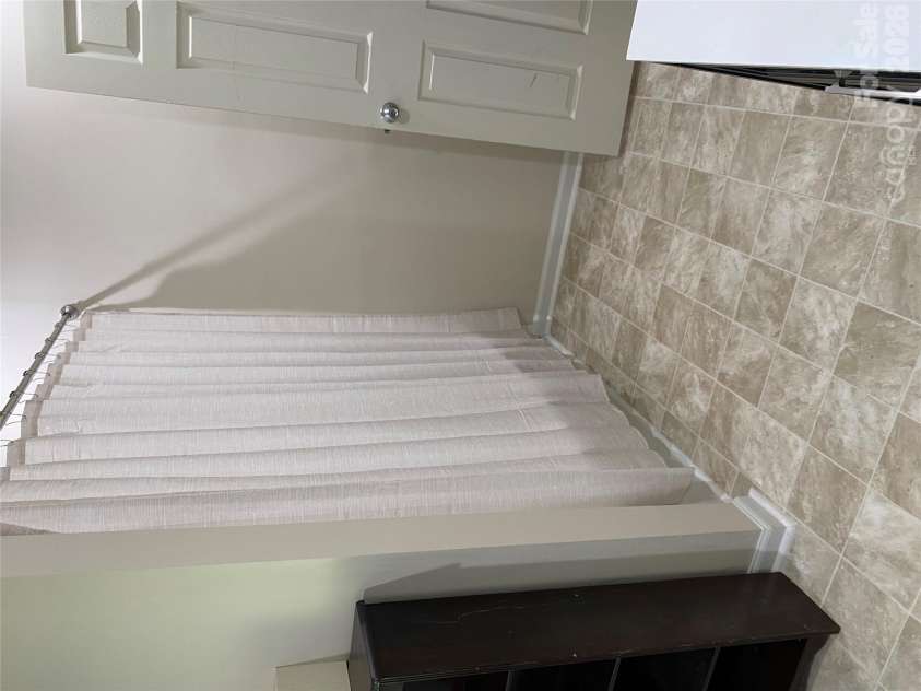140 High Ridge Circle, Maiden, NC 28650.  MLS# CAR4422471, YatesRealty ID 57448. Primary bath