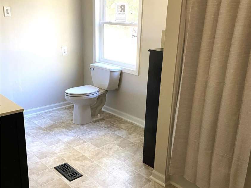 140 High Ridge Circle, Maiden, NC 28650.  MLS# CAR4422471, YatesRealty ID 57448. Primary bath