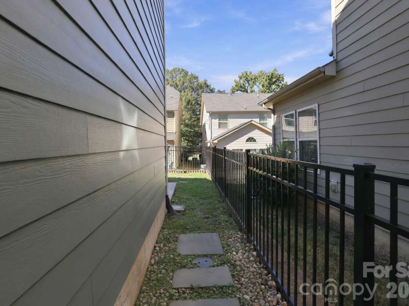 2516 Alyssa Lane, Charlotte, NC 28208.  MLS# CAR4434284, YatesRealty ID 57469. 