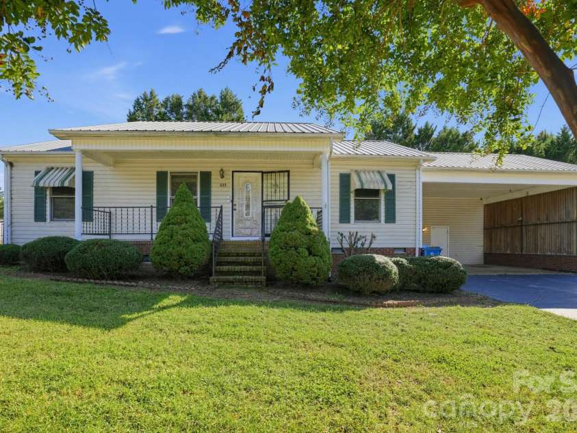 3033 26th Street Lane, Hickory, NC 28601.  MLS# CAR4434603, YatesRealty ID 57510. 