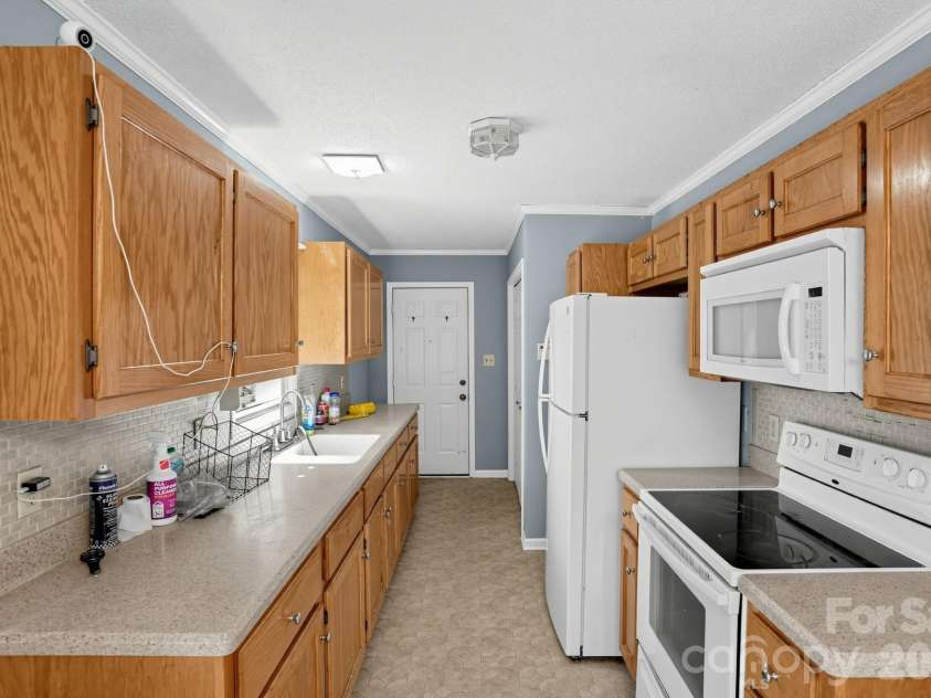 3033 26th Street Lane, Hickory, NC 28601.  MLS# CAR4434603, YatesRealty ID 57510. 
