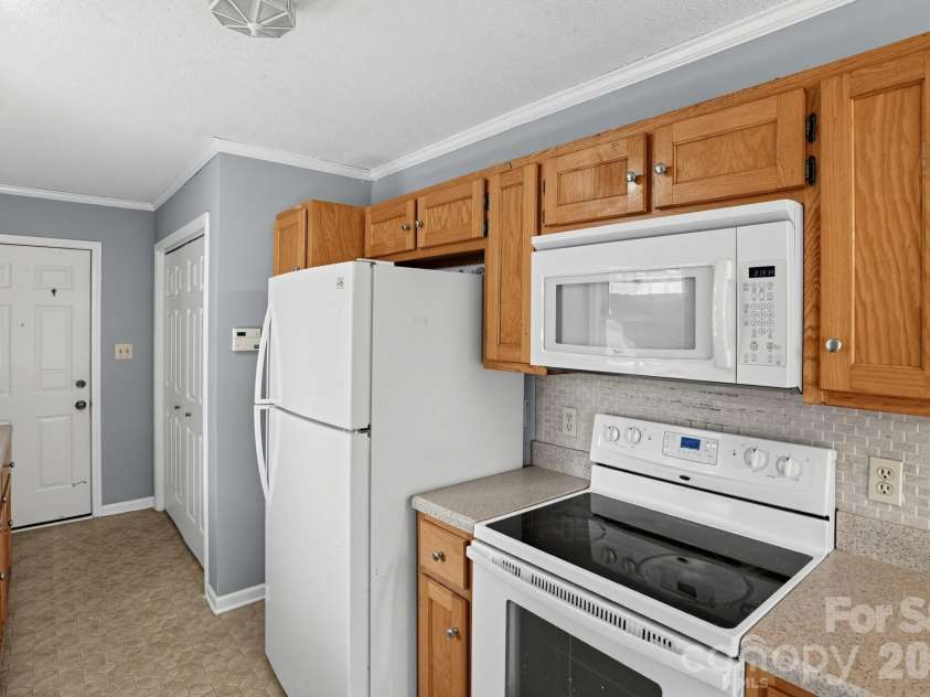 3033 26th Street Lane, Hickory, NC 28601.  MLS# CAR4434603, YatesRealty ID 57510. 