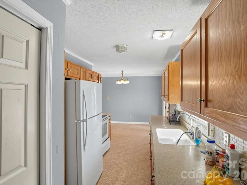 3033 26th Street Lane, Hickory, NC 28601.  MLS# CAR4434603, YatesRealty ID 57510. 
