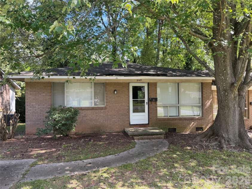 549 Blendwood Drive, Charlotte, NC 28215.  MLS# CAR4431376, YatesRealty ID 57513. 