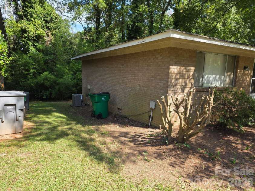 549 Blendwood Drive, Charlotte, NC 28215.  MLS# CAR4431376, YatesRealty ID 57513. 