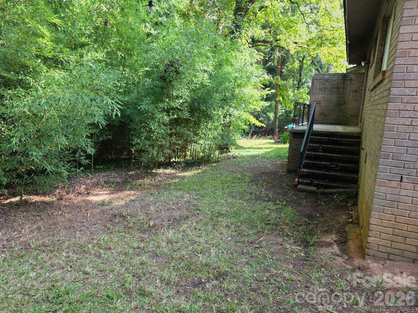 549 Blendwood Drive, Charlotte, NC 28215.  MLS# CAR4431376, YatesRealty ID 57513. 