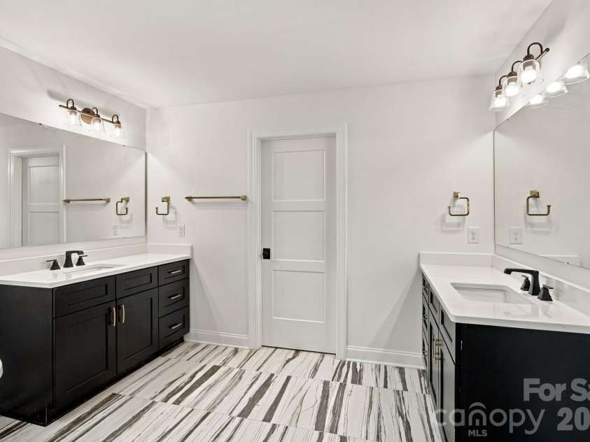 3186 Timber Run Lane, Maiden, NC 28650.  MLS# CAR4432086, YatesRealty ID 57529. Primary Bath