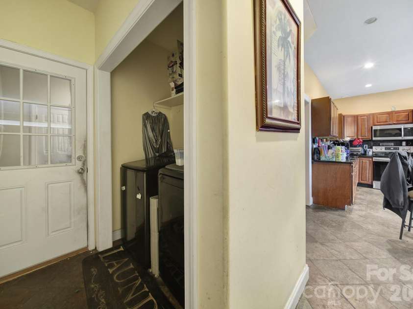 6029 Timbertop Lane, Charlotte, NC 28215.  MLS# CAR4435438, YatesRealty ID 57535. 