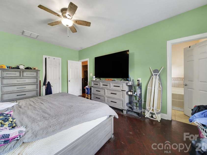 6029 Timbertop Lane, Charlotte, NC 28215.  MLS# CAR4435438, YatesRealty ID 57535. 
