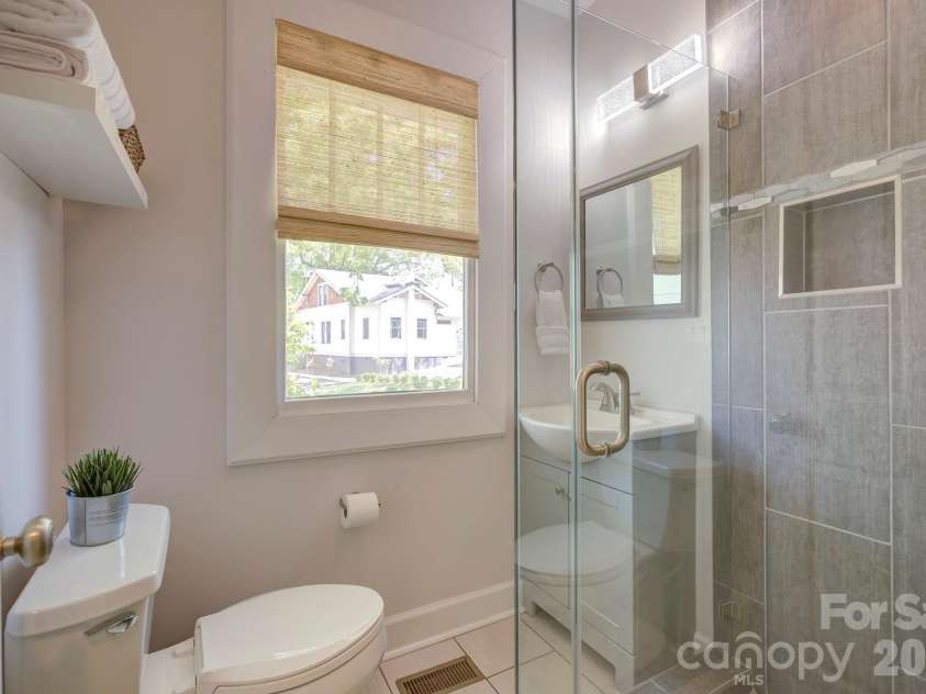 1613 Mint Street, Charlotte, NC 28203.  MLS# CAR4434644, YatesRealty ID 57551. 