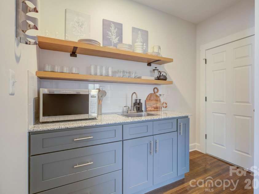 1613 Mint Street, Charlotte, NC 28203.  MLS# CAR4434644, YatesRealty ID 57551. 