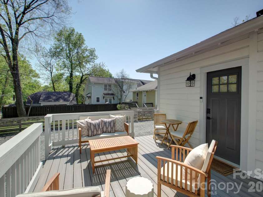 1613 Mint Street, Charlotte, NC 28203.  MLS# CAR4434644, YatesRealty ID 57551. 