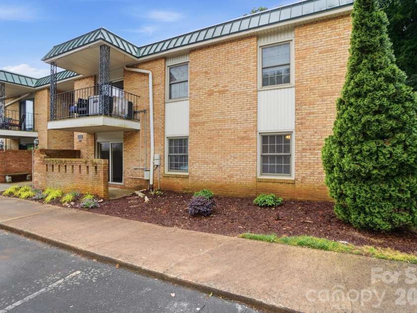 4754 Hedgemore Drive, Charlotte, NC 28209.  MLS# CAR4436121, YatesRealty ID 57557. 