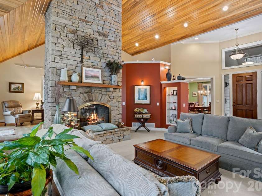 175 Overlook Drive, Flat Rock, NC 28731.  MLS# CAR4342119, YatesRealty ID 5756. 