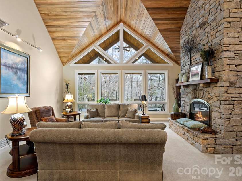 175 Overlook Drive, Flat Rock, NC 28731.  MLS# CAR4342119, YatesRealty ID 5756. 