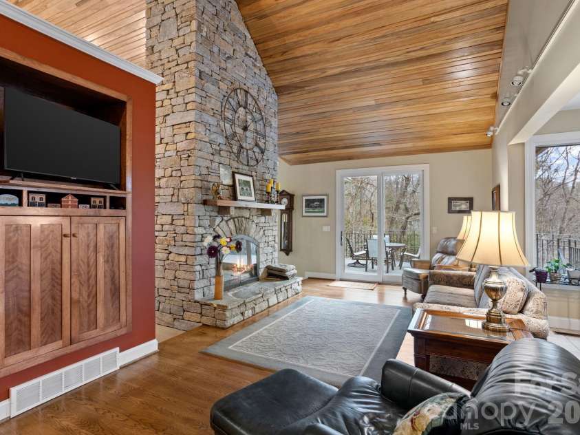 175 Overlook Drive, Flat Rock, NC 28731.  MLS# CAR4342119, YatesRealty ID 5756. 