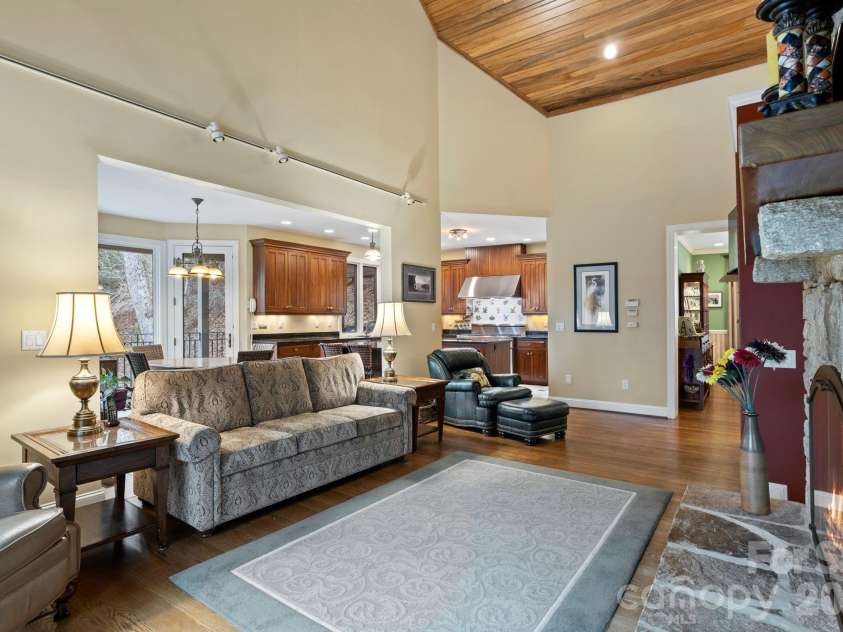 175 Overlook Drive, Flat Rock, NC 28731.  MLS# CAR4342119, YatesRealty ID 5756. 