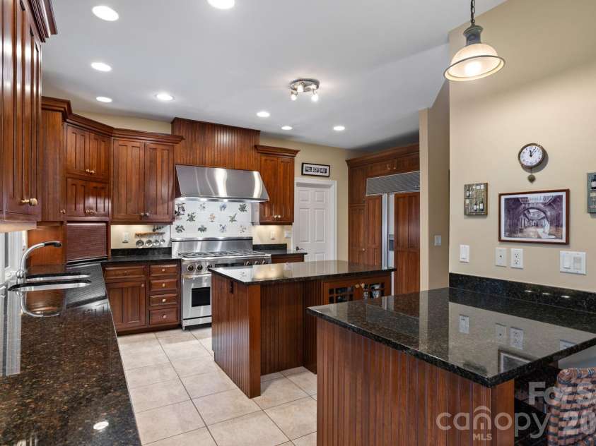 175 Overlook Drive, Flat Rock, NC 28731.  MLS# CAR4342119, YatesRealty ID 5756. 