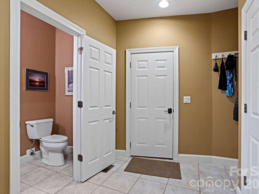 175 Overlook Drive, Flat Rock, NC 28731.  MLS# CAR4342119, YatesRealty ID 5756. 