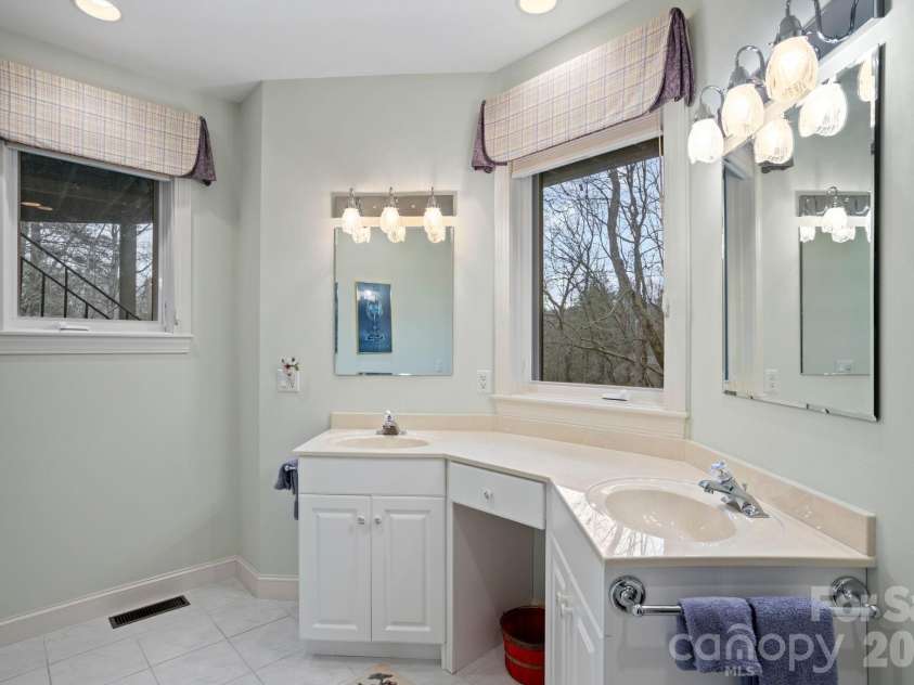 175 Overlook Drive, Flat Rock, NC 28731.  MLS# CAR4342119, YatesRealty ID 5756. 